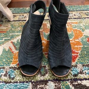 Paul Green/ Size 10/ zippered dress boot
